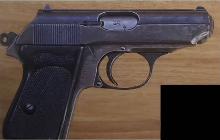 Walther PPK yang digunakan dalam film James Bond.