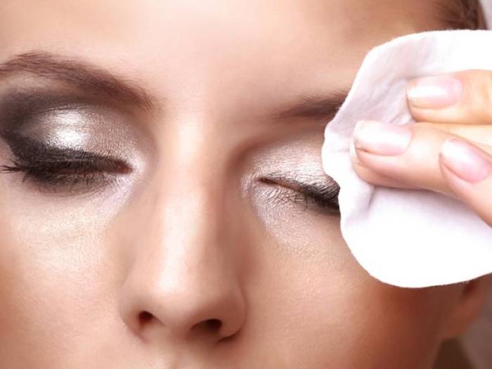 Ilustrasi membersihkan makeup (Boldsky) Ilustrasi membersihkan makeup