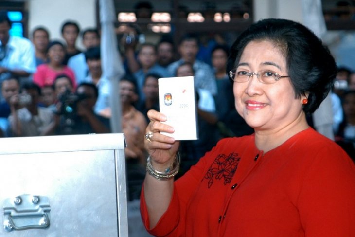 Megawati Soekarnoputri memperlihatkan surat suara saat mengikuti Pemilu 2004. (ANTARA FOTO)