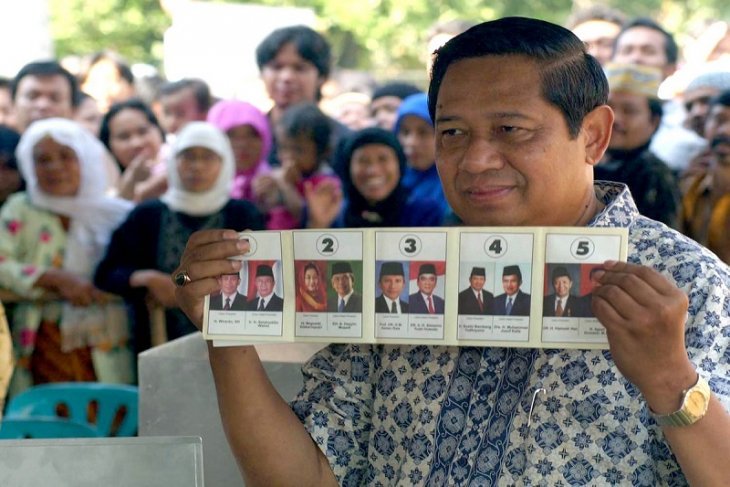 Capres Partai Demokrat Susilo Bambang Yudhoyono (SBY) saat melakukan pencoblosan di Pilpres 2019. (ANTARA FOTO)