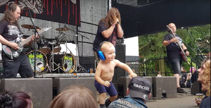 Aksi balita di tengah penampilan band metal di acara festival metal. (Youtube/Miles Dvorak).