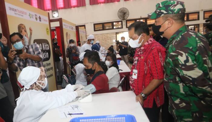 Bupati Semarang Ngesti Nugraha berbincang dengan warga saat mengantri penyuntikan vaksin di Sentra Vaksinasi Ambarawa, Selasa (28/9). (Istimewa).