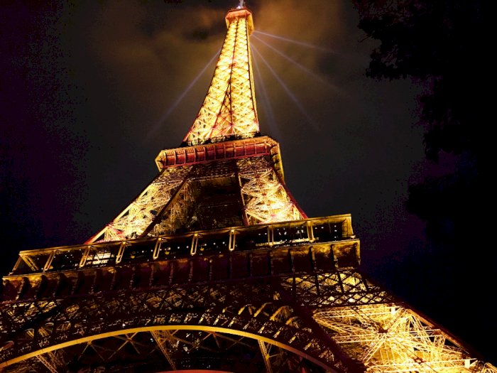 Tahukah Kamu Ternyata Ngambil Foto di Menara Eiffel Pas Malam Hari Itu Ilegal di Paris
