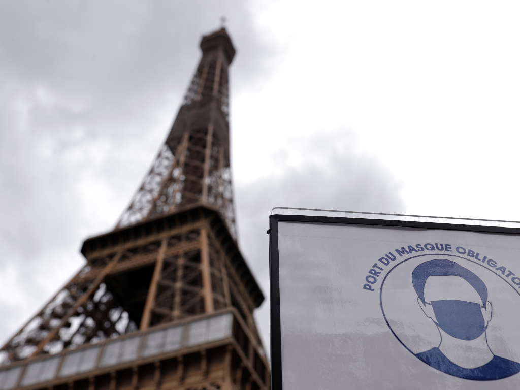 Menara Eiffel Kembali Dibuka Tapi Turis Harus Naik Tangga