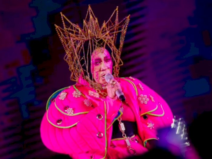 Wow Melly Goeslaw Tampil Nyentrik pakai Mahkota Runcing di Abracadabra Fashion Show