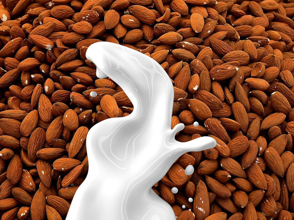 4 Manfaat Kesehatan yang Kamu Dapatkan Saat Minum Susu Almond