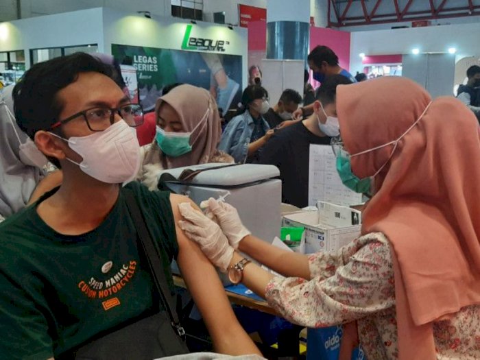 Wajib Booster Masuk Mal Per Hari Ini Warga Langsung Serbu Sentra Vaksinasi PRJ Kemayoran