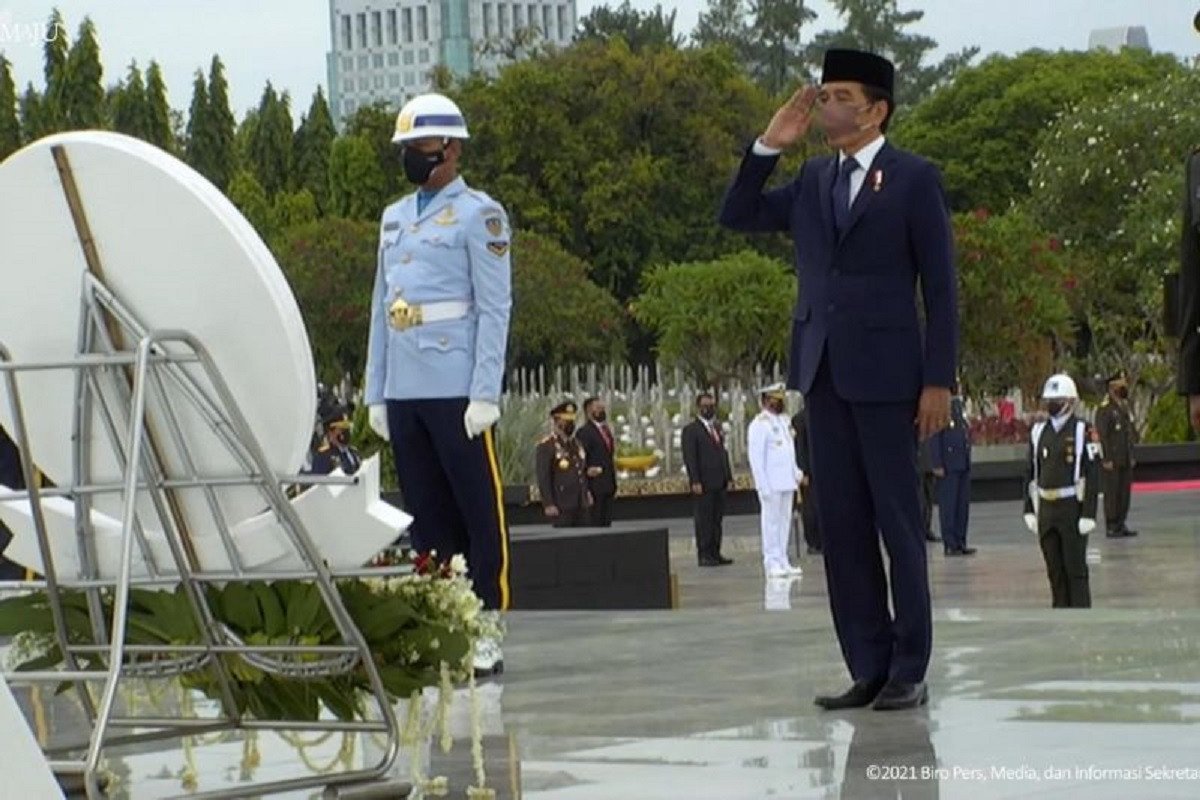 Peringati Hari Pahlawan, Jokowi Tabur Bunga Ke Makam BJ Habibie - Kwikku