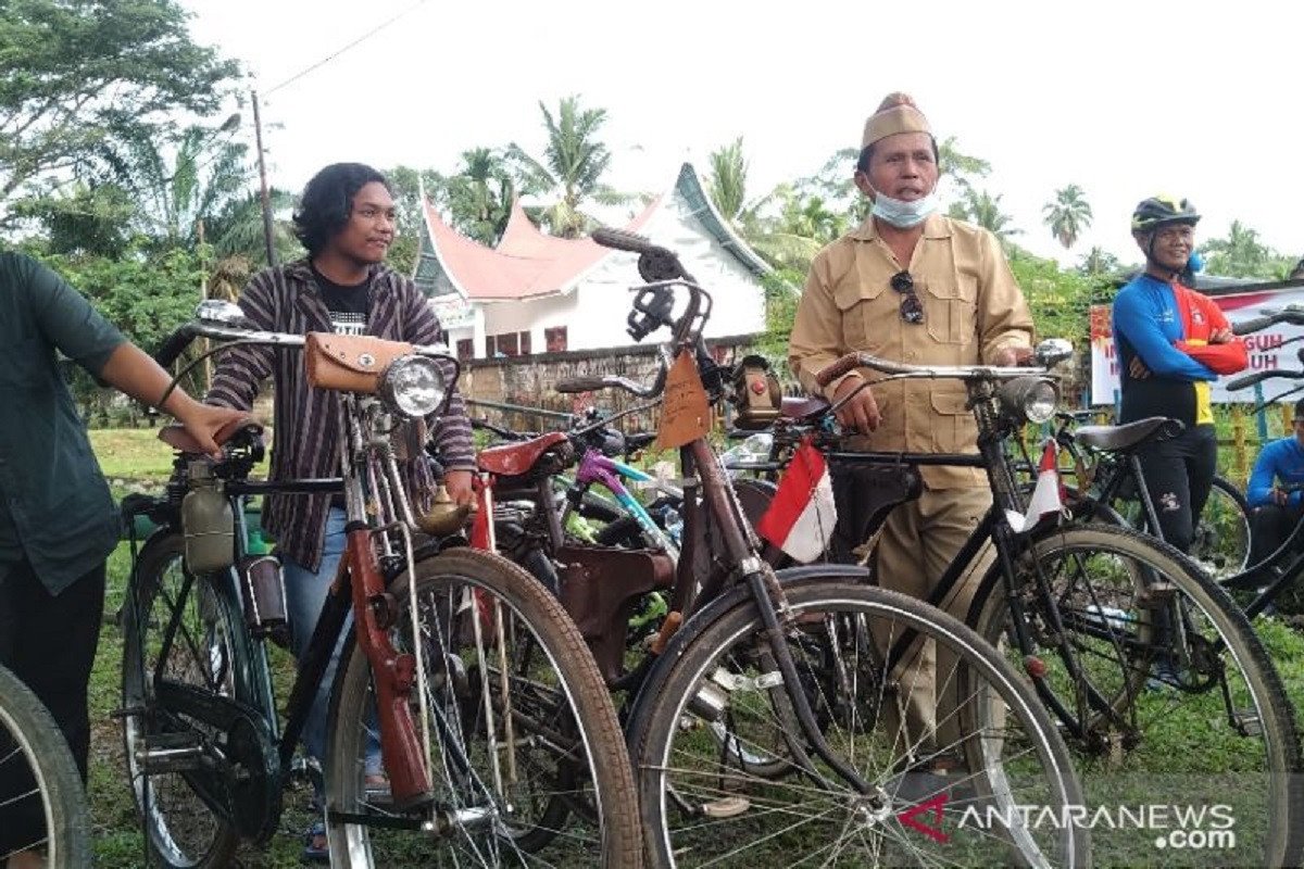 Komunitas Sepeda Ontel Meriahkan Hari Bersejarah PDRI