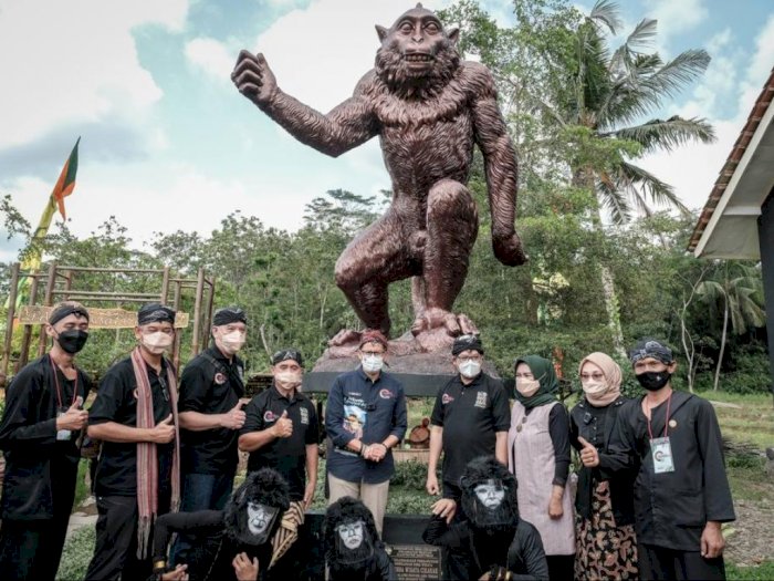 Sandiaga Uno Ingin Desa Wisata Cikakak seperti Sangeh Monkey Forest