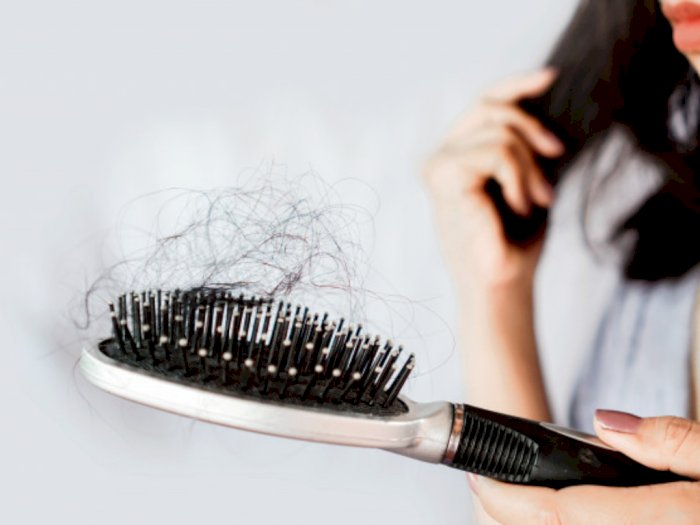 7 Cara Mengatasi Rambut Rontok Parah Secara Alami dan Permanen