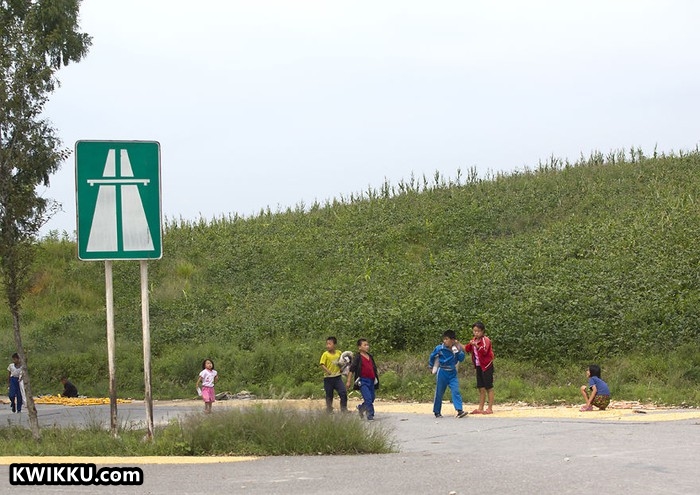 Bermain di Jalan Raya Kwikku, Bermain di Jalan Raya