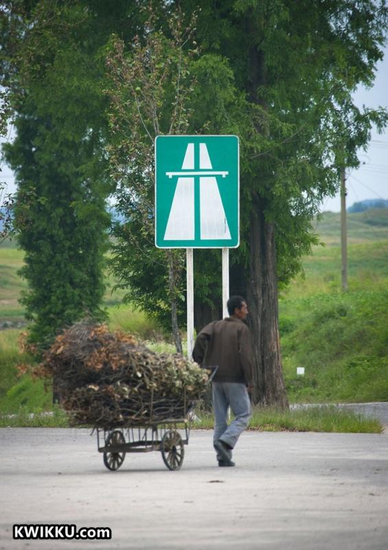 Jalan Bebas Hambatan Kwikku, Jalan Bebas Hambatan