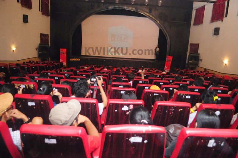 Karyawan Biskop selalu Menonton Film Duluan Kwikku, Karyawan Biskop selalu Menonton Film Duluan