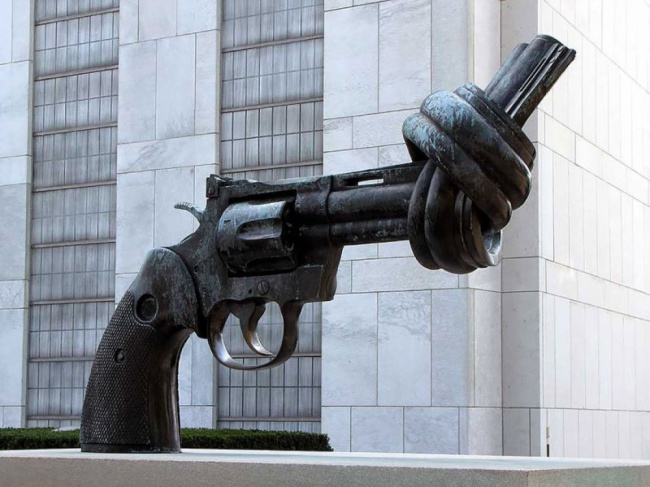 Knotted gun sculpture Kwikku, Knotted gun sculpture