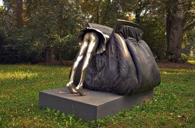 Monumen to a woman Kwikku, Monumen to a woman
