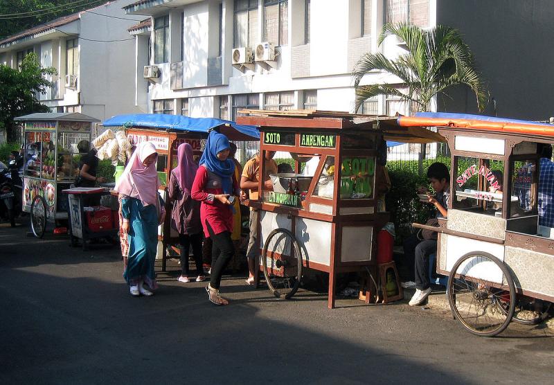 Ajak makan di kaki lima pinggir jalan Kwikku, Ajak makan di kaki lima pinggir jalan