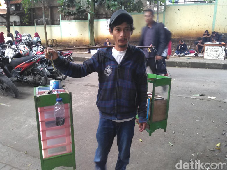 Budi Jual AgarAgar Sambil Bawa Perpustakaan Kwikku, Budi Jual AgarAgar Sambil Bawa Perpustakaan