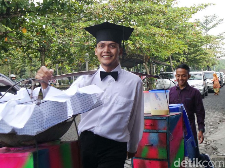 Asnawi Kuliah dari Jualan Gorengan Kwikku, Asnawi Kuliah dari Jualan Gorengan