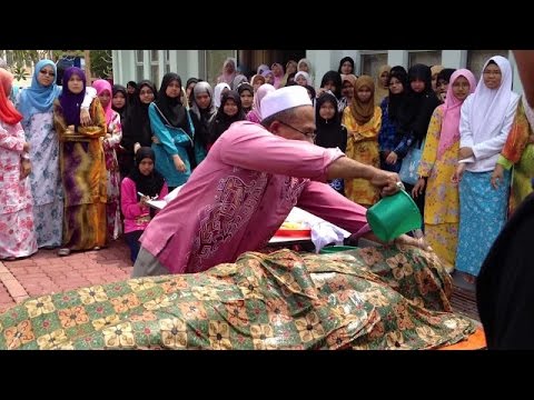 Pemandi Jenazah Kwikku, Pemandi Jenazah