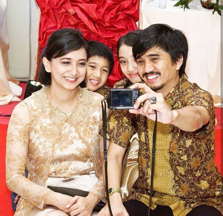 Dan mereka juga sudah dikarunia dua orang anak yang cakepcakep bahagianya keluarga kecil ini Kwikku, Dan mereka juga sudah dikarunia dua orang anak yang cakepcakep bahagianya keluarga kecil ini