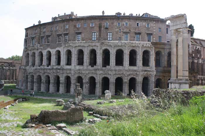 Kwikku, Teater Marcellus di Roma dibangun sejak  SM yang saat ini digunakan sebagai apartemen