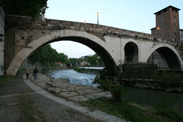 Kwikku, Ada jembatan Ponte Fabricio di Roma yang dibangun sejak  SM
