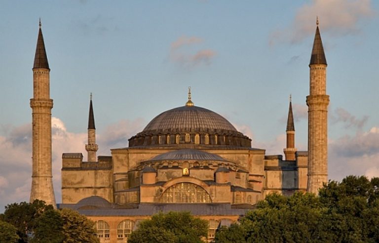 Kwikku, Bangunan ini pernah menjadi gereja masjid dan museum Santa Sophia Istanbul Turki yang dibangun sejak  M