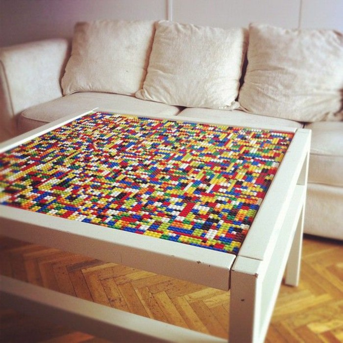 Kwikku, Meja artistik warnawarninya juga terbuat dari lego