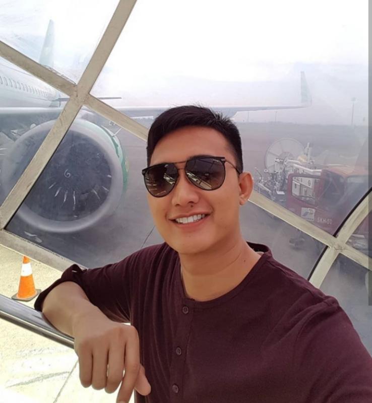 Dibalik kostumnya yang heboh tersebut ternyata Boby merupakan pria yang macho loh Kwikku, Dibalik kostumnya yang heboh tersebut ternyata Boby merupakan pria yang macho loh