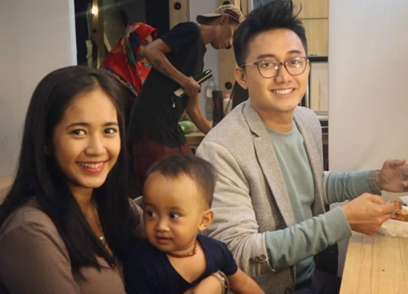 Mereka dikaruniai seorang putra yang lucu dan saat ini sedang menantikan anak kedua Kwikku, Mereka dikaruniai seorang putra yang lucu dan saat ini sedang menantikan anak kedua