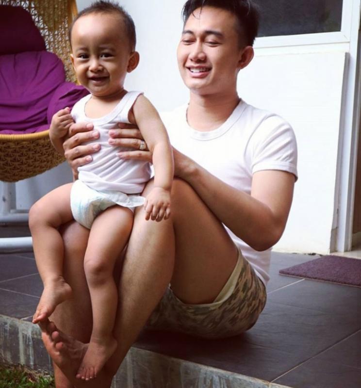 Tampak dari fotonya Boby seorang ayah yang tampak dekat dengan buah hatinya Kwikku, Tampak dari fotonya Boby seorang ayah yang tampak dekat dengan buah hatinya