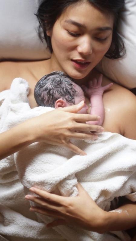 Pada Maret kemarin Dominique telah melahirkan putra pertamanya melalui proses normal dengan media water birth Kwikku, Pada Maret kemarin Dominique telah melahirkan putra pertamanya melalui proses normal dengan media water birth