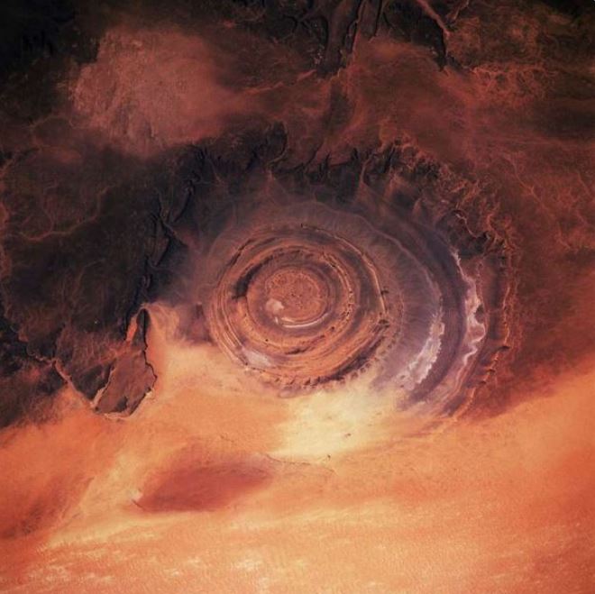 Kwikku, Foto ini merupakan Richat Structure atau The Eye of The Sahara yang tampak seperti mata besar jika dilihat dari atas gurun sahara Para geologis menduga lubang ini terjadi akibat erosi yang membentuk lingkran simetris dari dalam