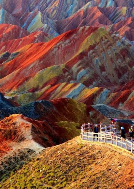Kwikku, Yang kita tahu gurun pasir banyak yang berwarna cokelat Namun Cina memiliki gurun warnawarni yang terlihat seperti lukisan Kandungan mineral dan iron oxide membentuk warna oranye biru dan kuning di pasirnya