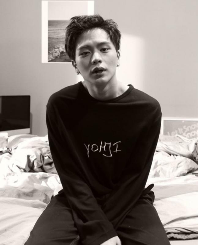 Saking gantengnya Yook Seungjae sering mendapatkan permen atau makanan kecil yang dilempar murid perempuan di sekolahnya Tak jarang banyak teman lakilaki yang sering ikut Seungjae karena ingin mendapat permen juga Kwikku, Saking gantengnya Yook Seungjae sering mendapatkan permen atau makanan kecil yang dilempar murid perempuan di sekolahnya Tak jarang banyak teman lakilaki yang sering ikut Seungjae karena ingin mendapat permen juga