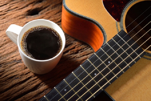 Bermain Gitar sambil Lihat Hujan Kwikku, Bermain Gitar sambil Lihat Hujan