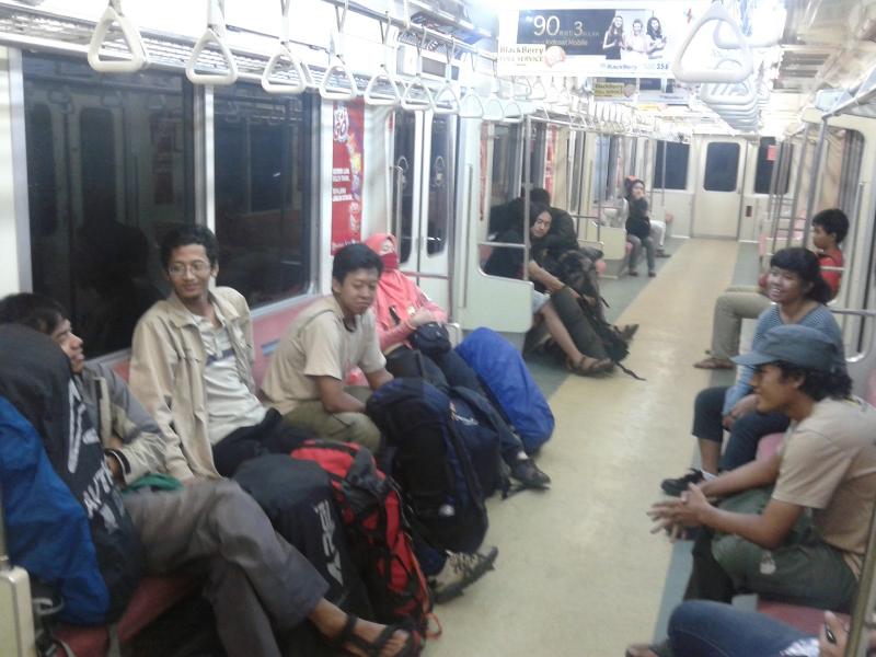 Bercengkrama dengan Penumpang Lain Kwikku, Bercengkrama dengan Penumpang Lain