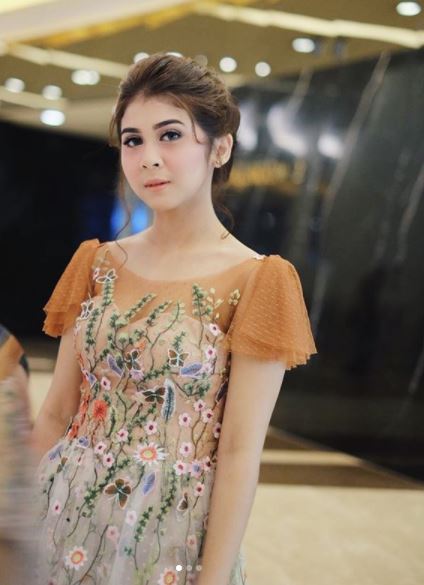 Anggun dengan Flowery Dress Kwikku, Anggun dengan Flowery Dress