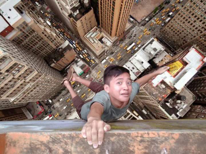 Kids zaman future bisa bergelantungan di atas gedung gini sambil selfie Kwikku, Kids zaman future bisa bergelantungan di atas gedung gini sambil selfie