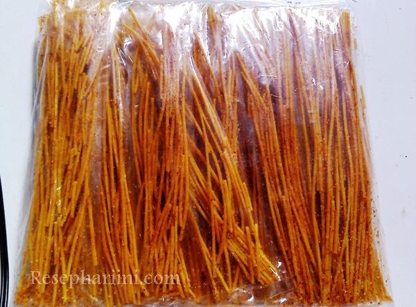 Mie Lidi kurang afdol kalau tidak sambil menghisap bungkus plastiknya Kwikku, Mie Lidi kurang afdol kalau tidak sambil menghisap bungkus plastiknya