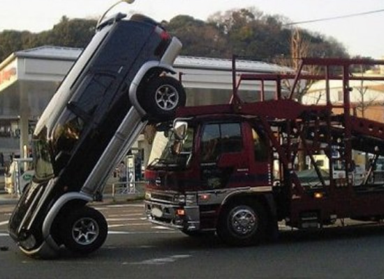 Ini truknya yang ngantuk apa mobilnya yang parkir sembarangan Kwikku, Ini truknya yang ngantuk apa mobilnya yang parkir sembarangan