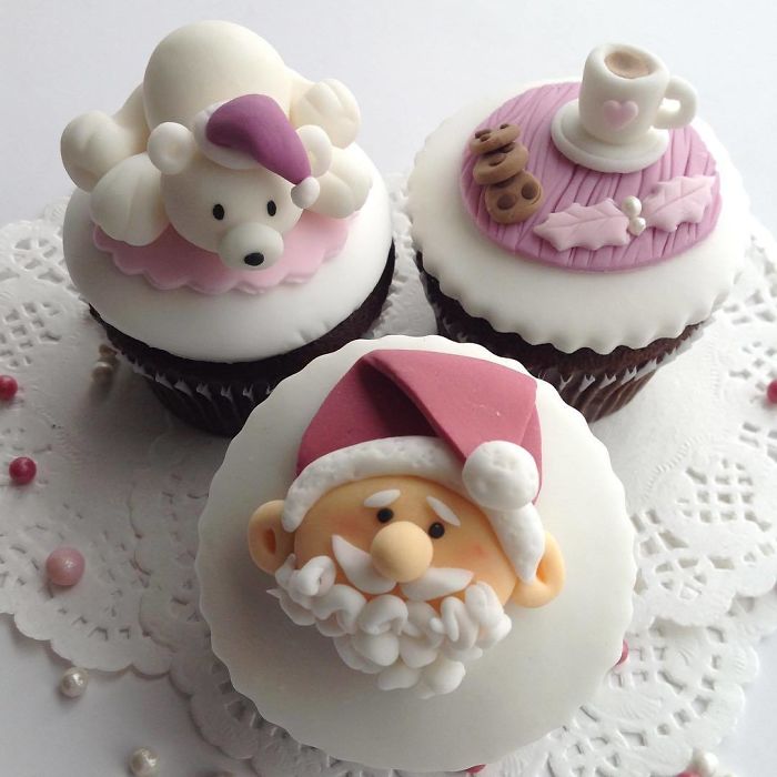 Paduan cupcakes dengan coklat putih ini benarbenar bikin tidak tega untuk memakannya Bentuk karakter dan benda di atasnya buat suasana Natal semakin dihati Kwikku, Paduan cupcakes dengan coklat putih ini benarbenar bikin tidak tega untuk memakannya Bentuk karakter dan benda di atasnya buat suasana Natal semakin dihati