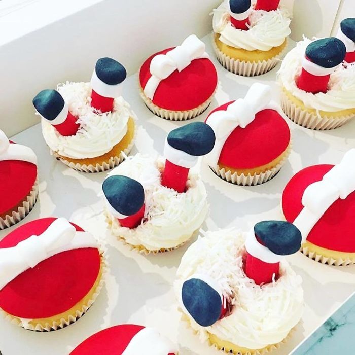 Cupcakes dengan cream keju serta coklat putih berbentuk kado dan kaki Santaclause ini mungkin disimpan saja Terlalu lucu Kwikku, Cupcakes dengan cream keju serta coklat putih berbentuk kado dan kaki Santaclause ini mungkin disimpan saja Terlalu lucu