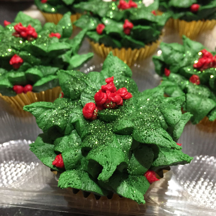 Green cream cupcakes dengan taburan gula halus Manis Kwikku, Green cream cupcakes dengan taburan gula halus Manis