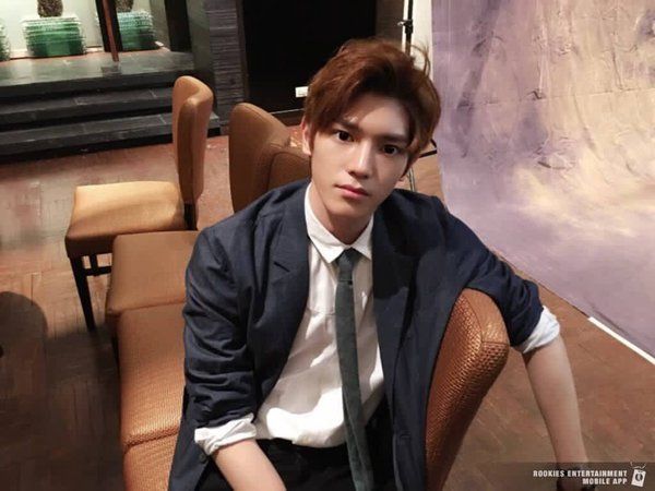 Dilan itu romantis tapi juga punya tatapan tajam kayak Taeyong dari NCT gini Kwikku, Dilan itu romantis tapi juga punya tatapan tajam kayak Taeyong dari NCT gini
