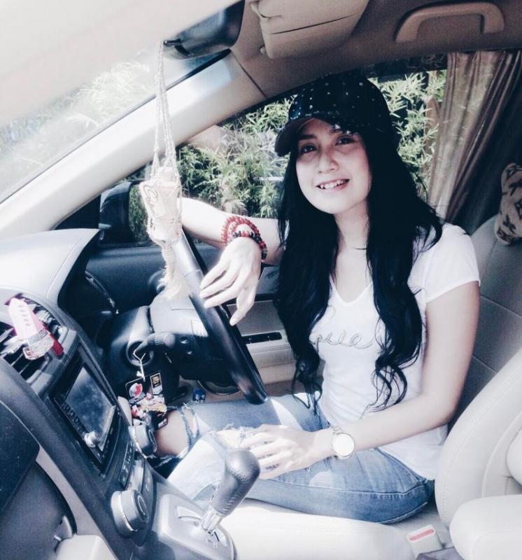 Lihat deh gigi gingsulnya Suliyana manis banget Sepintas mirip Arumi Bachin iya nggak Kwikku, Lihat deh gigi gingsulnya Suliyana manis banget Sepintas mirip Arumi Bachin iya nggak