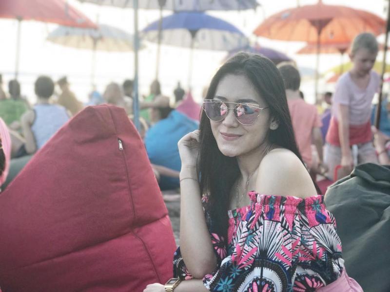 Gaya liburan Vita Alvia dan senyumnya yang manis Kwikku, Gaya liburan Vita Alvia dan senyumnya yang manis