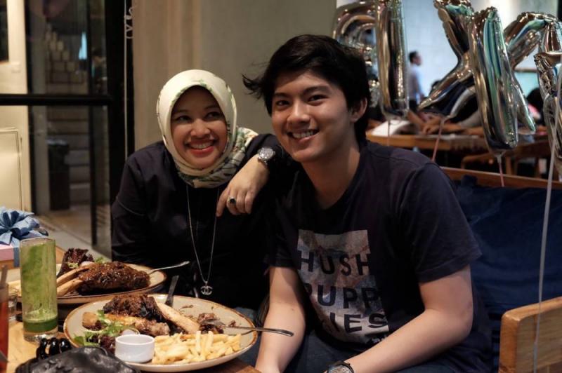Ia lahir di Bandung Agustus Kwikku, Ia lahir di Bandung Agustus