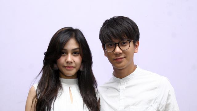 Keduanya kompakan pakai baju putih saat menjadi bintang tamu di acara Rumpi Trans TV Bahkan di tengah acara Iqbaal memberi Vanesha bunga lho So sweet banget kan Kwikku, Keduanya kompakan pakai baju putih saat menjadi bintang tamu di acara Rumpi Trans TV Bahkan di tengah acara Iqbaal memberi Vanesha bunga lho So sweet banget kan